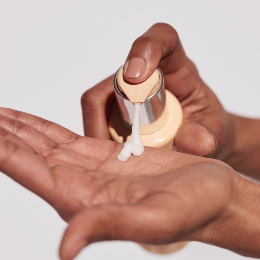 person using gelee contour cream