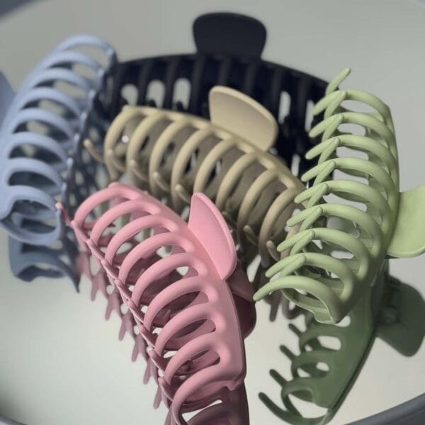 The OG Grip Tease claw hair clip from Pomme.